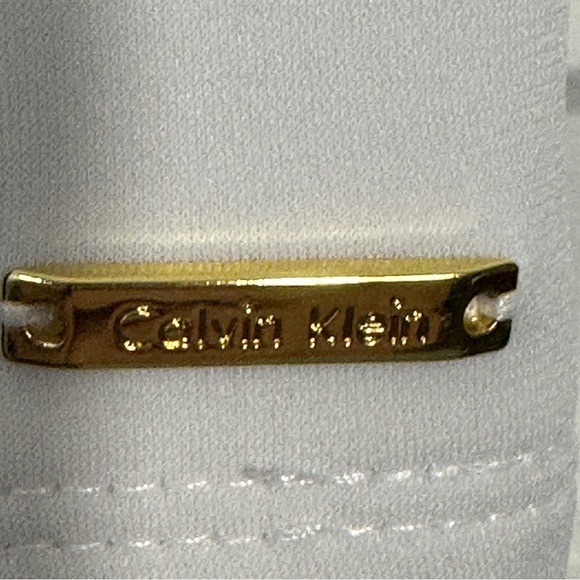 Calvin Klein sz Med. white slvless ruffled v-neck top, feminine, flowy - Picture 2 of 10